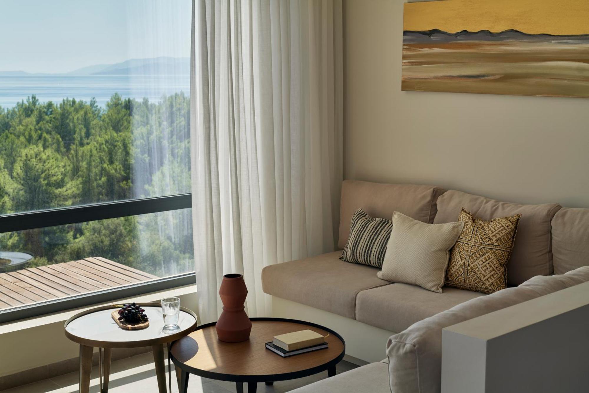Celestial All Suites Afrato Quarto foto